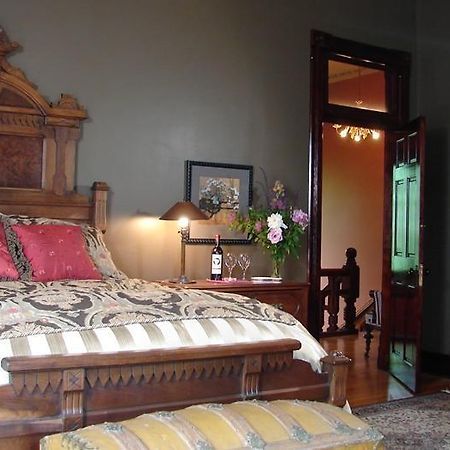 Whiskey Mansion Bed & Breakfast Saint Joseph Bilik gambar