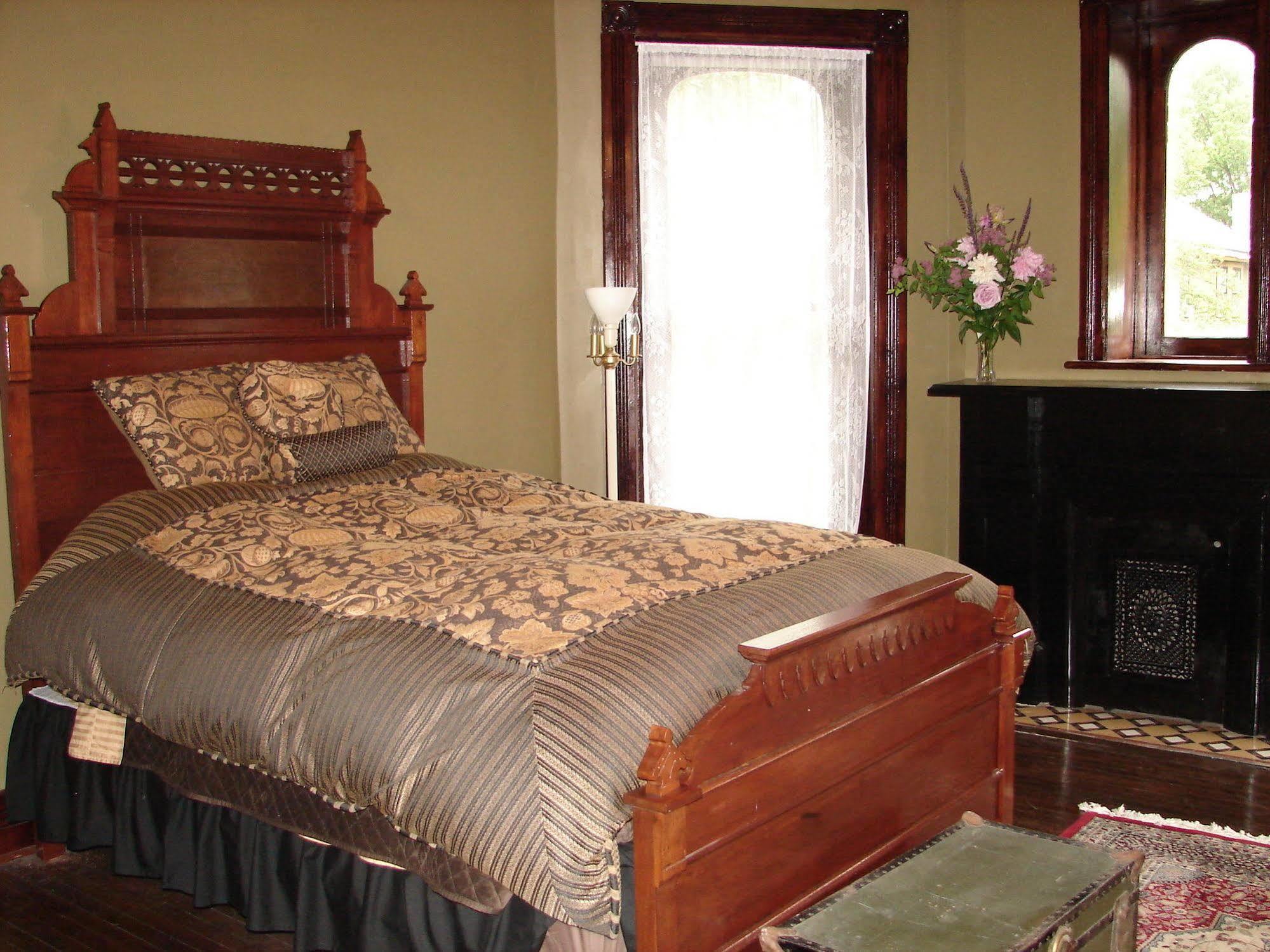 Whiskey Mansion Bed & Breakfast Saint Joseph Bilik gambar