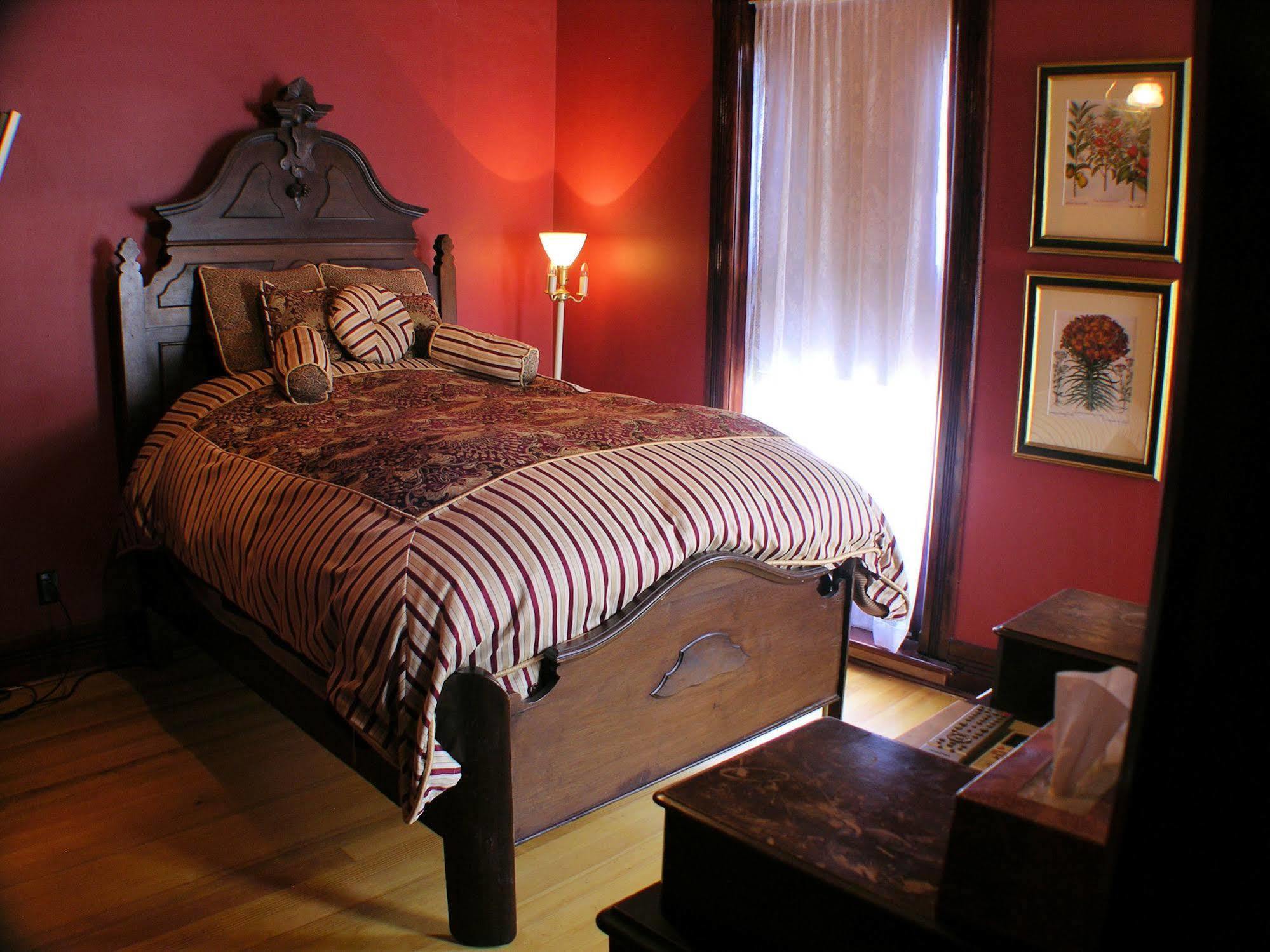 Whiskey Mansion Bed & Breakfast Saint Joseph Bilik gambar